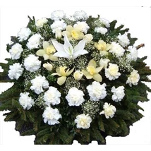 Koszorú fehér virágokkal